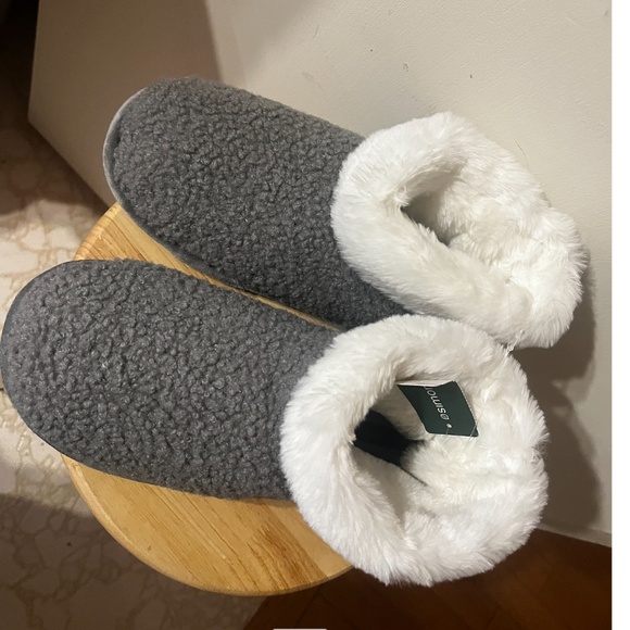 Gray and white boucle and faux fur plush bootie slippers NWT - Picture 2 of 5